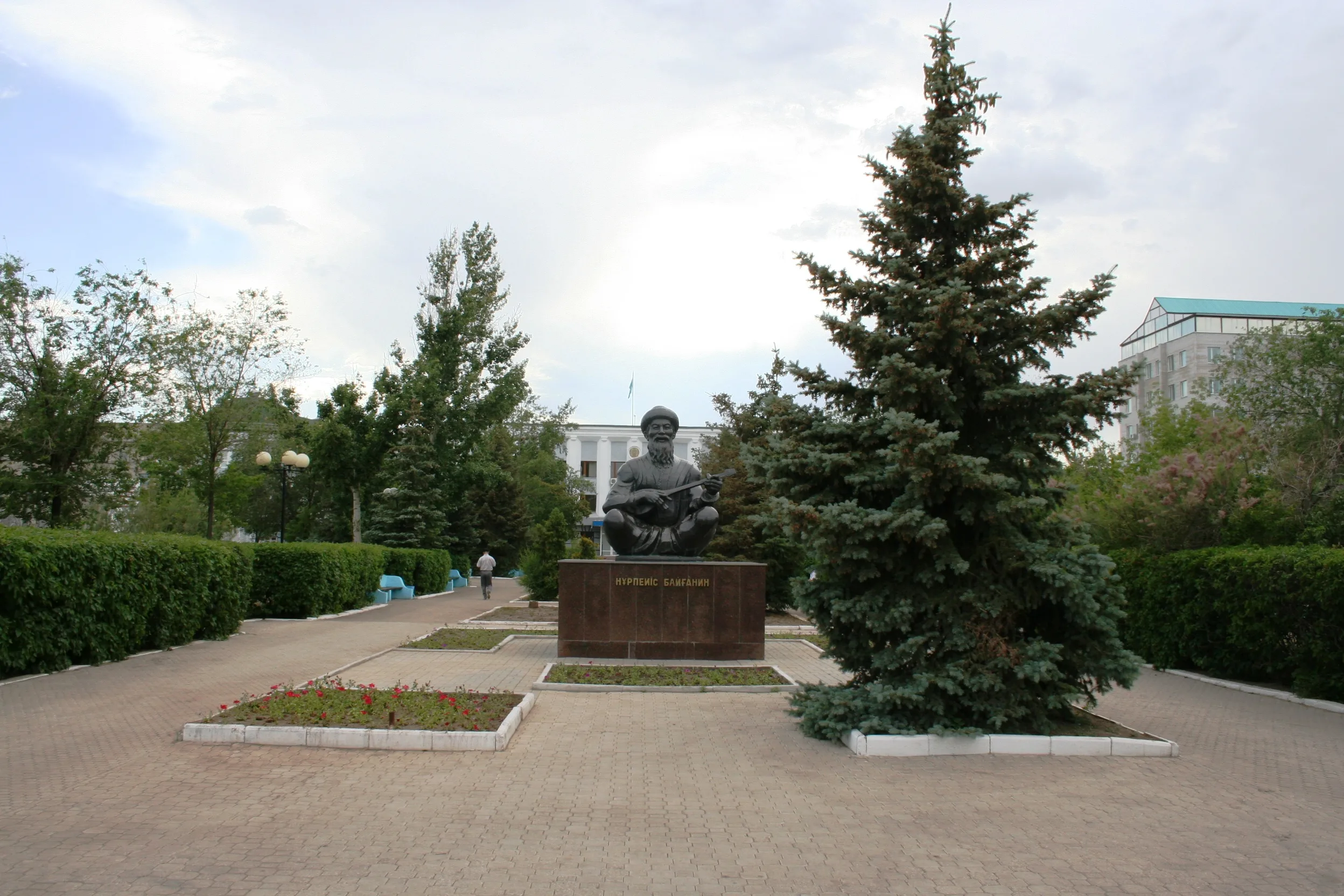 Н. Байғанин ескерткіші
