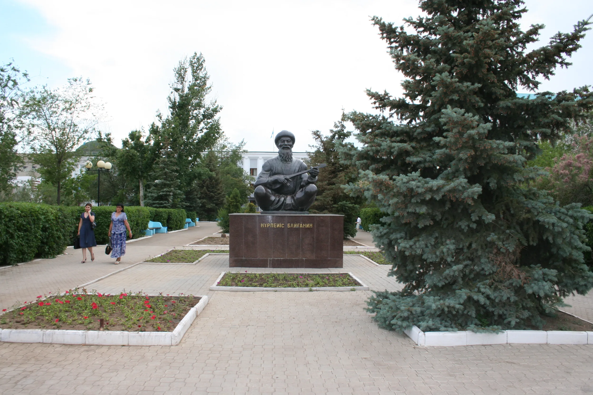 Н. Байғанин ескерткіші