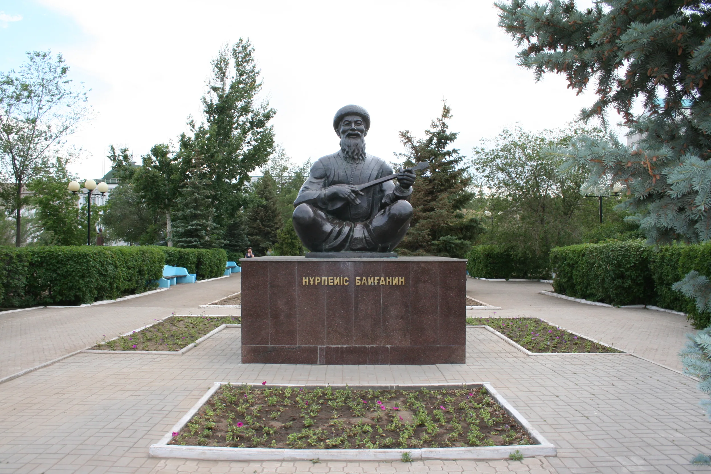 Н. Байғанин ескерткіші