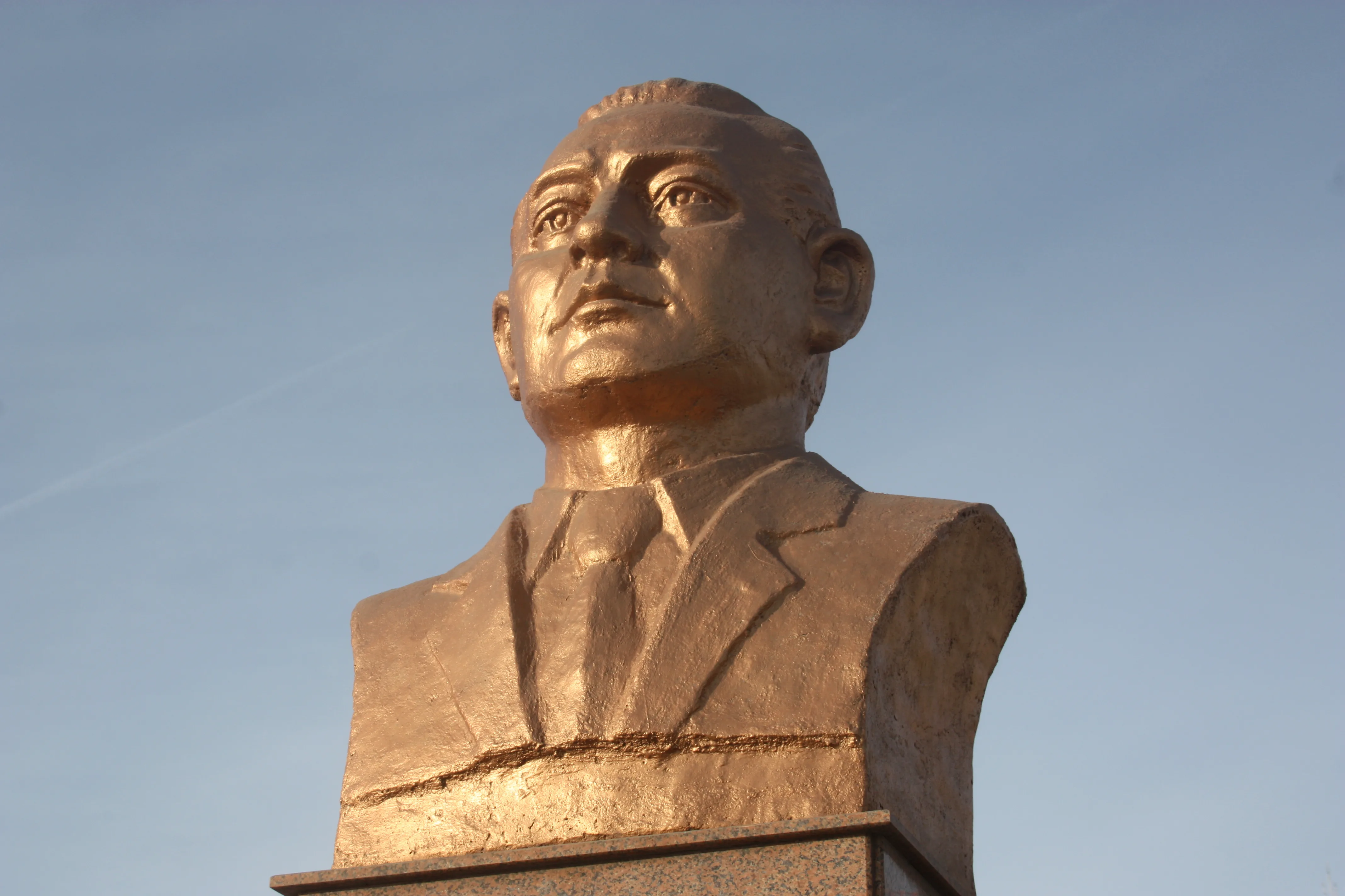 Ә. Смағұлов ескерткіш-мүсіні