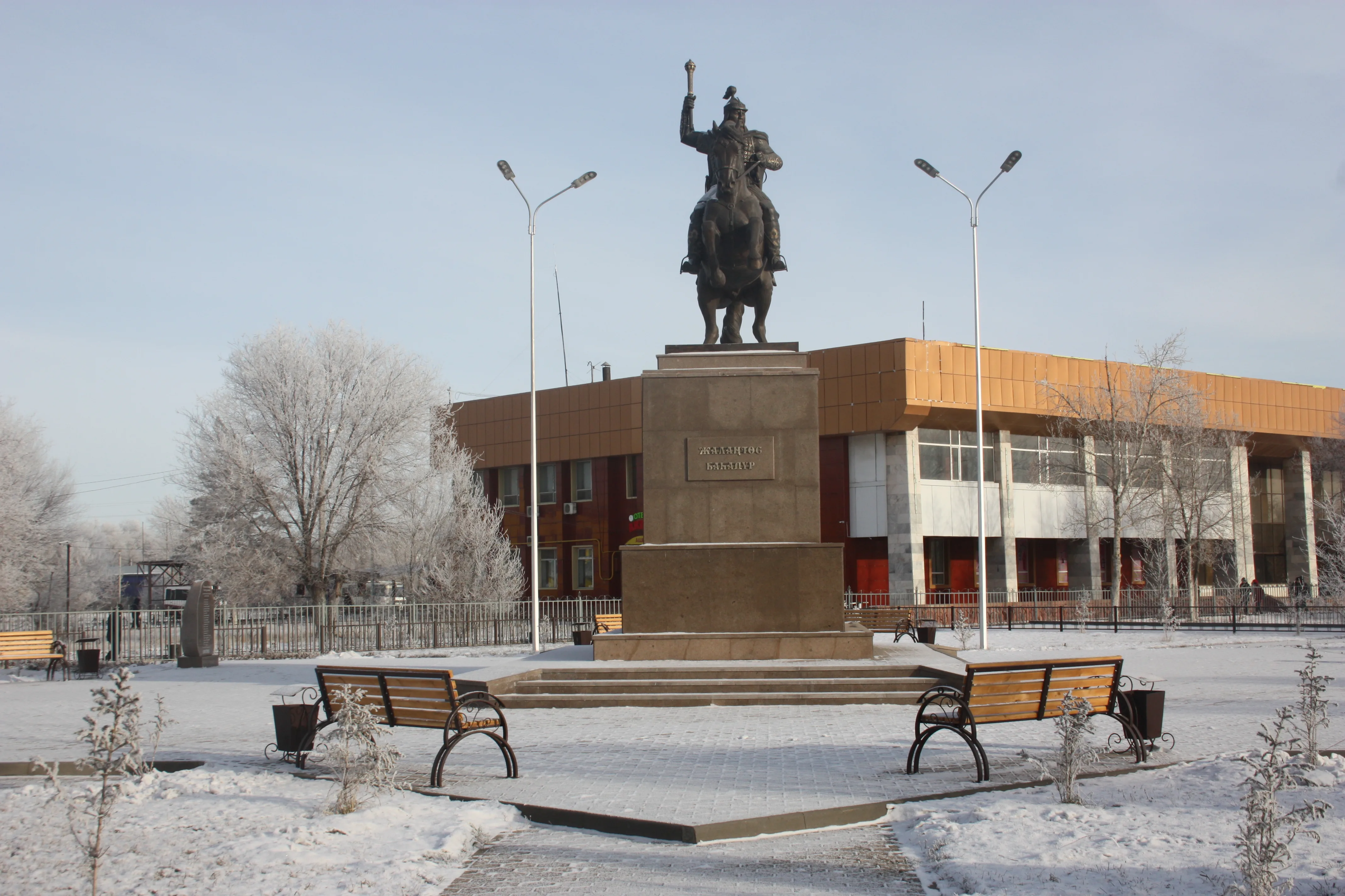 Жалаңтөс батыр ескерткіші