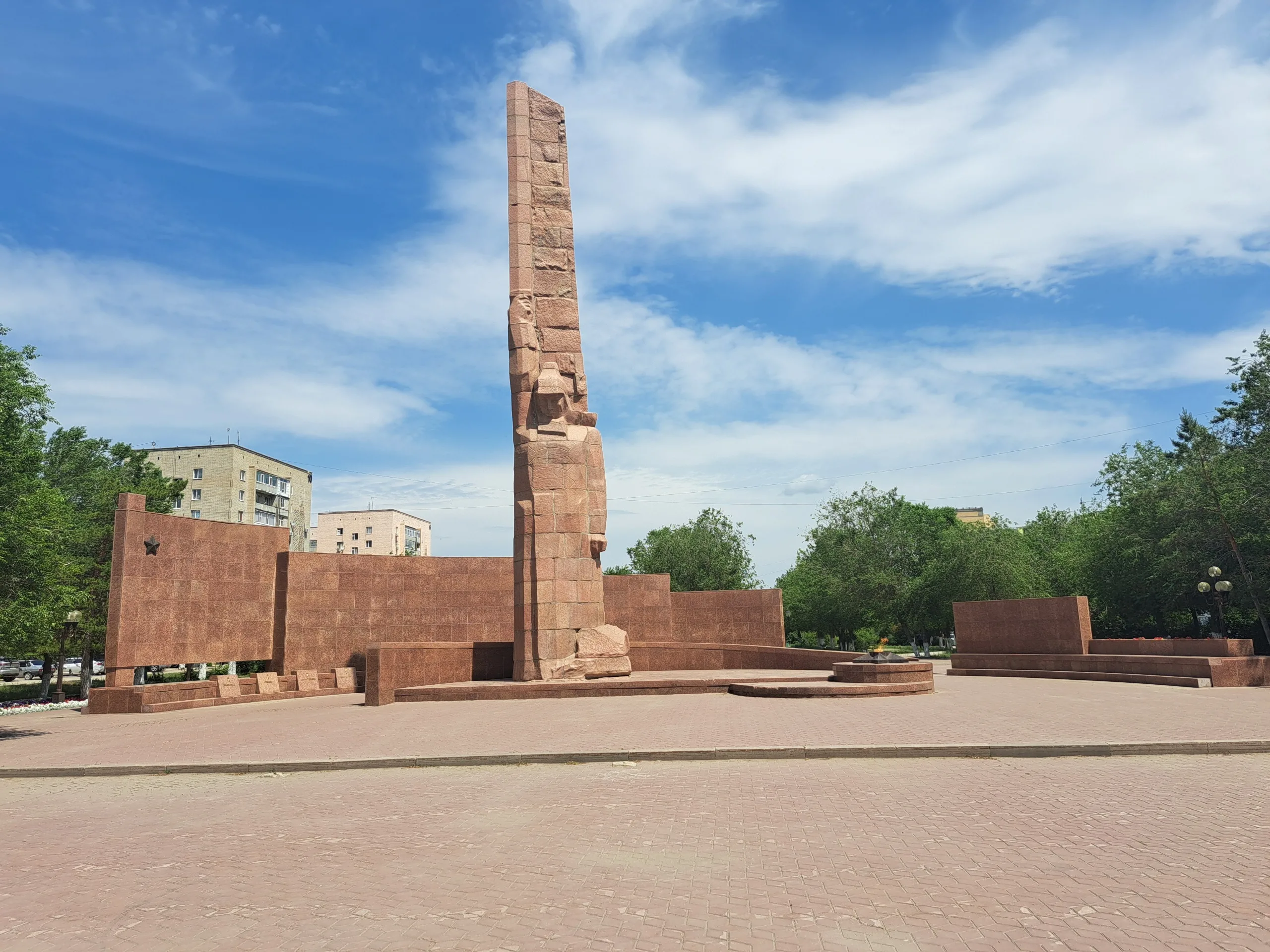 Ұлы Отан соғысы жылдарында Отан үшін қаза тапқан ақтөбеліктерге орнатылған Даңқ белгісі