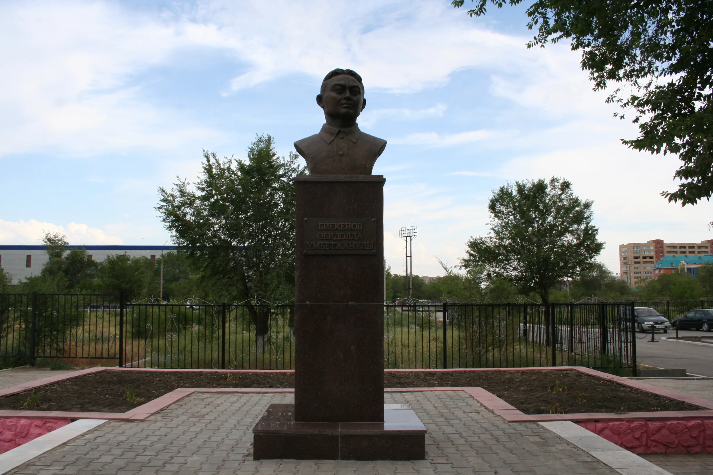 Әбидолла Биекеновтің ескерткіш-мүсіні
