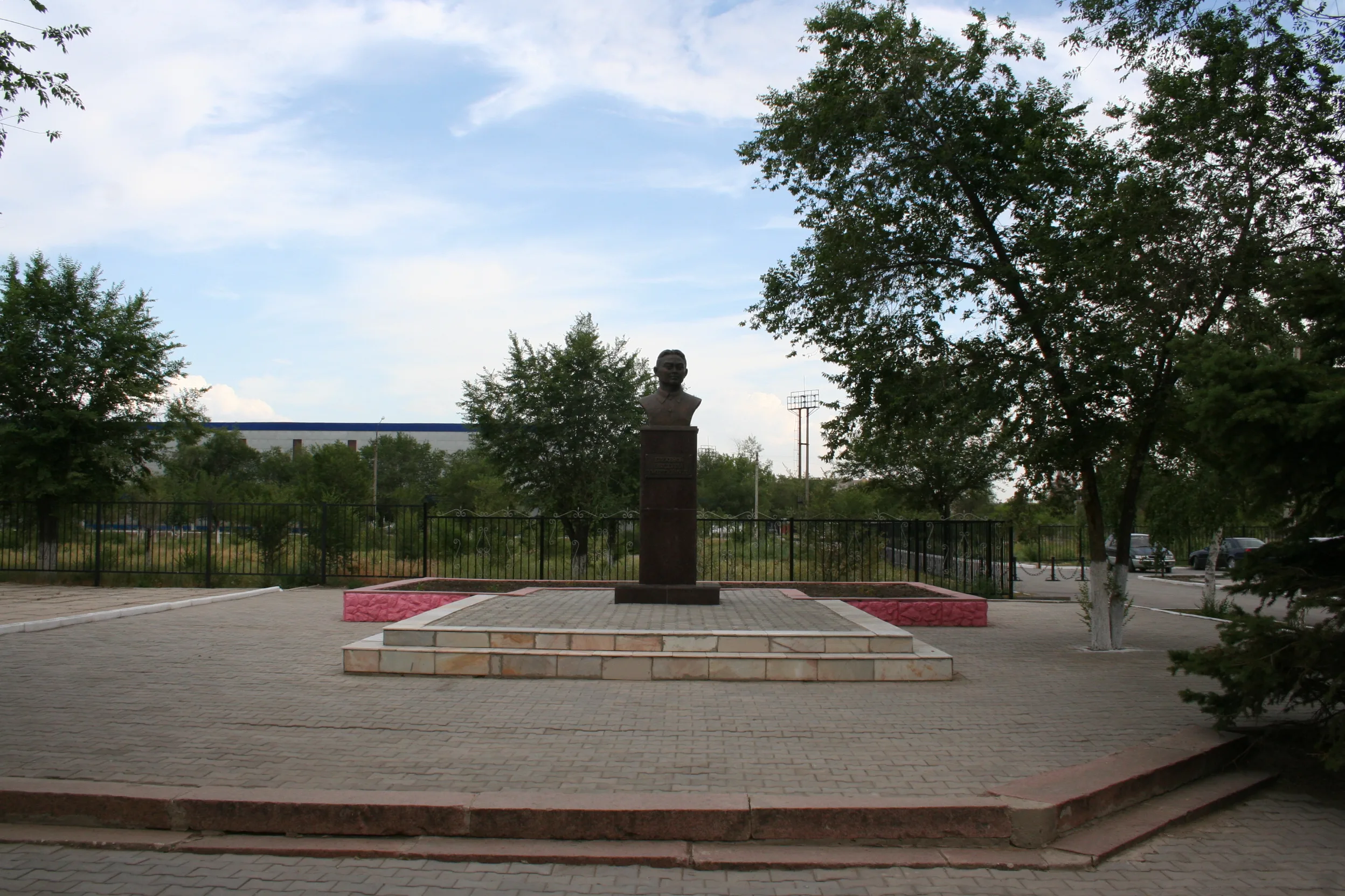 Әбидолла Биекеновтің ескерткіш-мүсіні