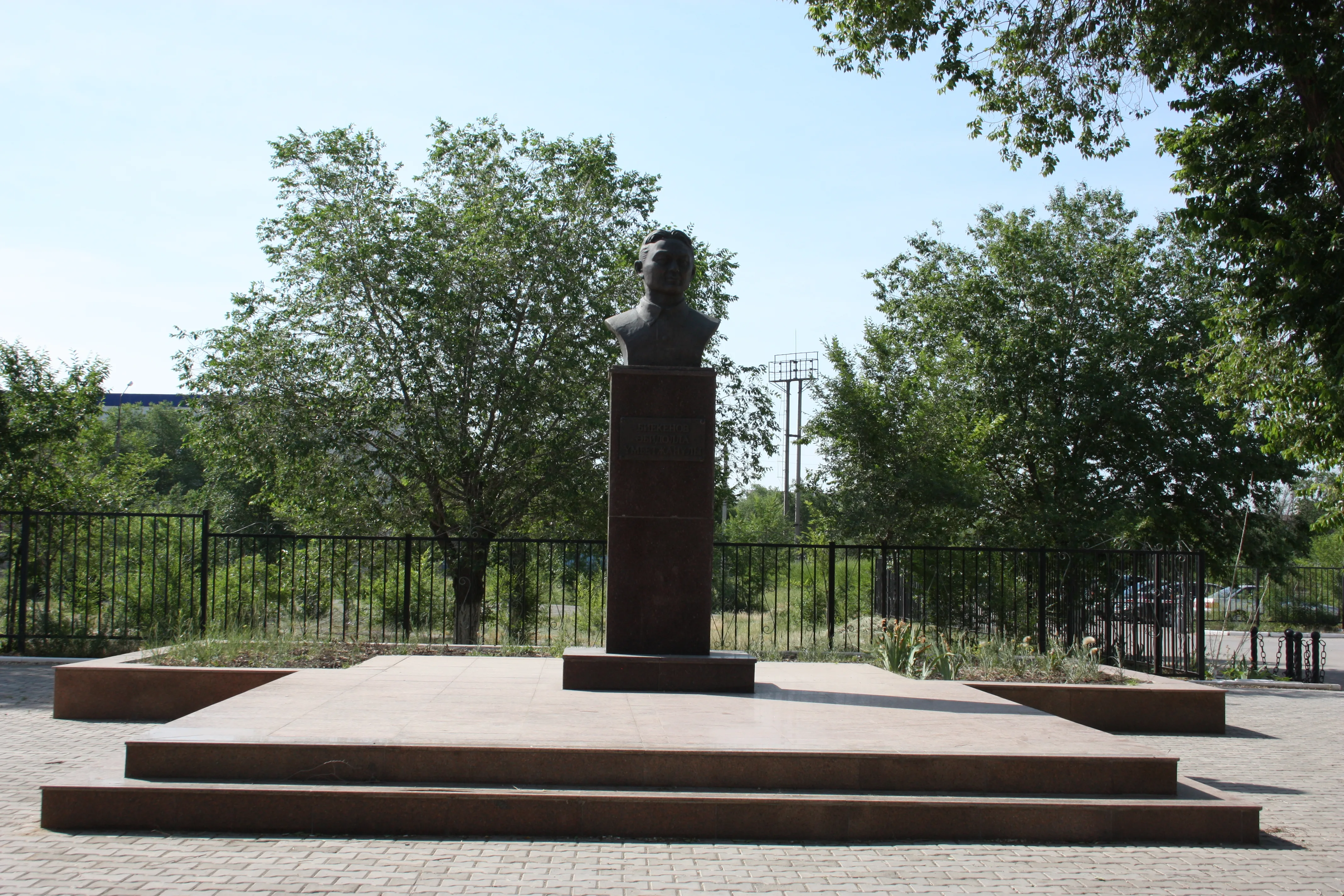 Әбидолла Биекеновтің ескерткіш-мүсіні