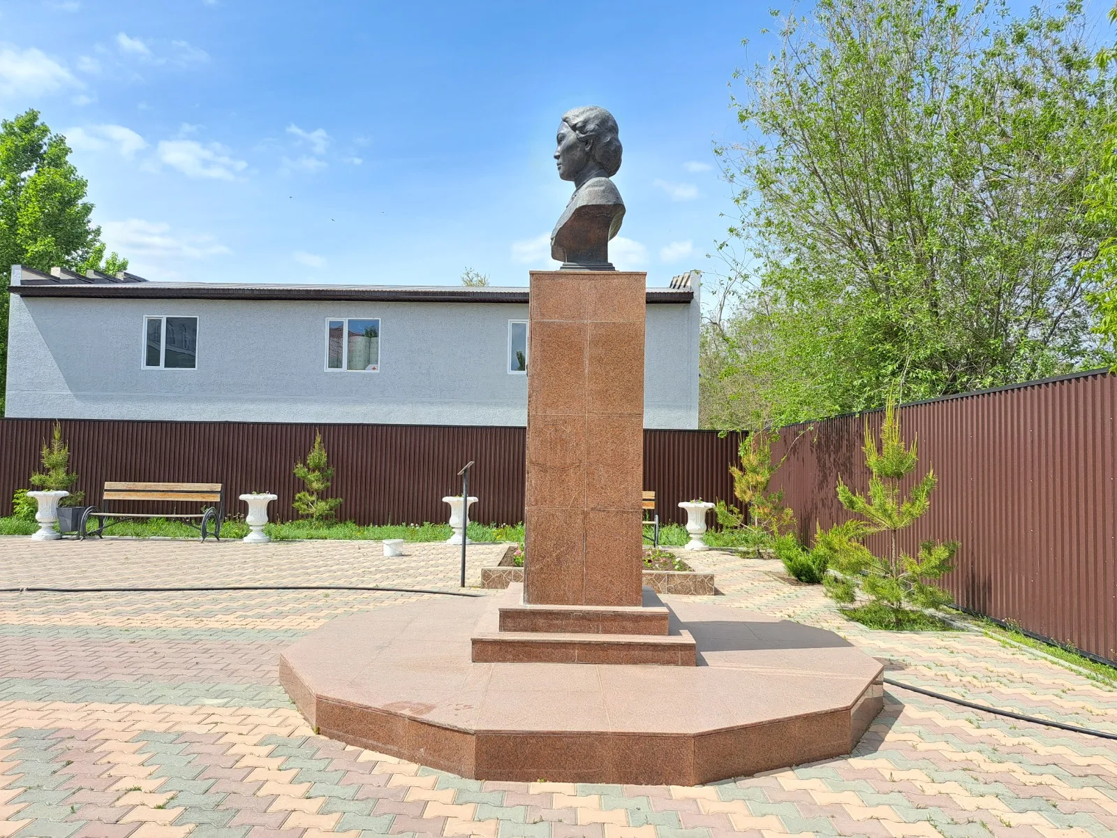 Мәншүк Мәметованың ескерткіш-мүсіні