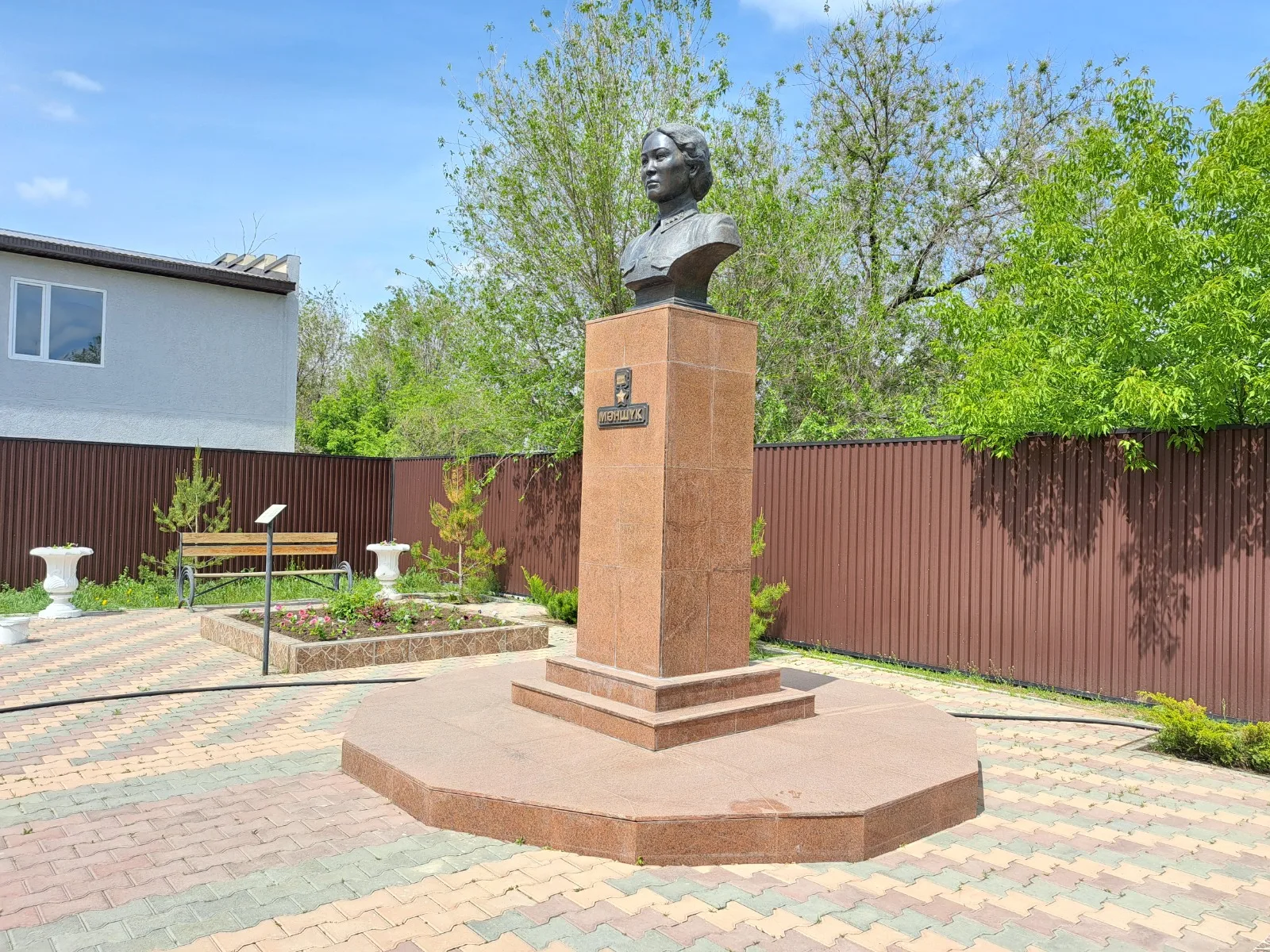 Мәншүк Мәметованың ескерткіш-мүсіні