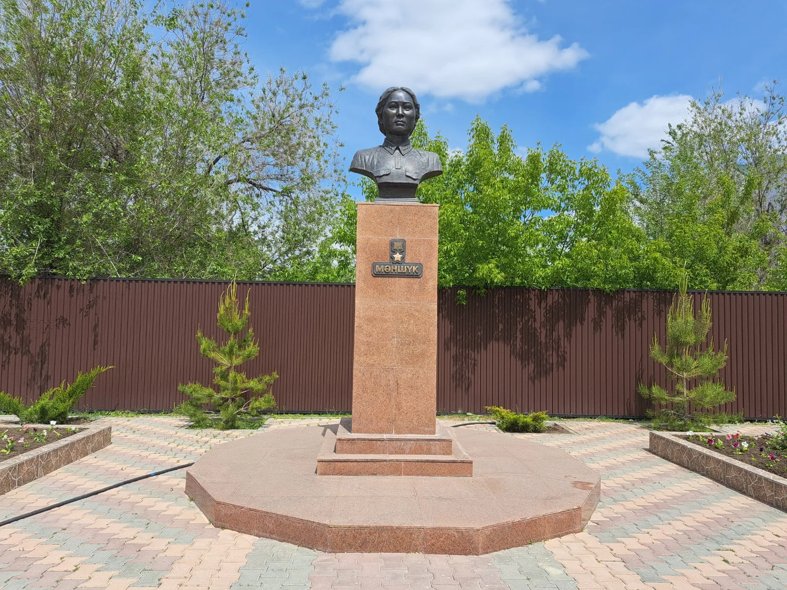 Мәншүк Мәметованың ескерткіш-мүсіні