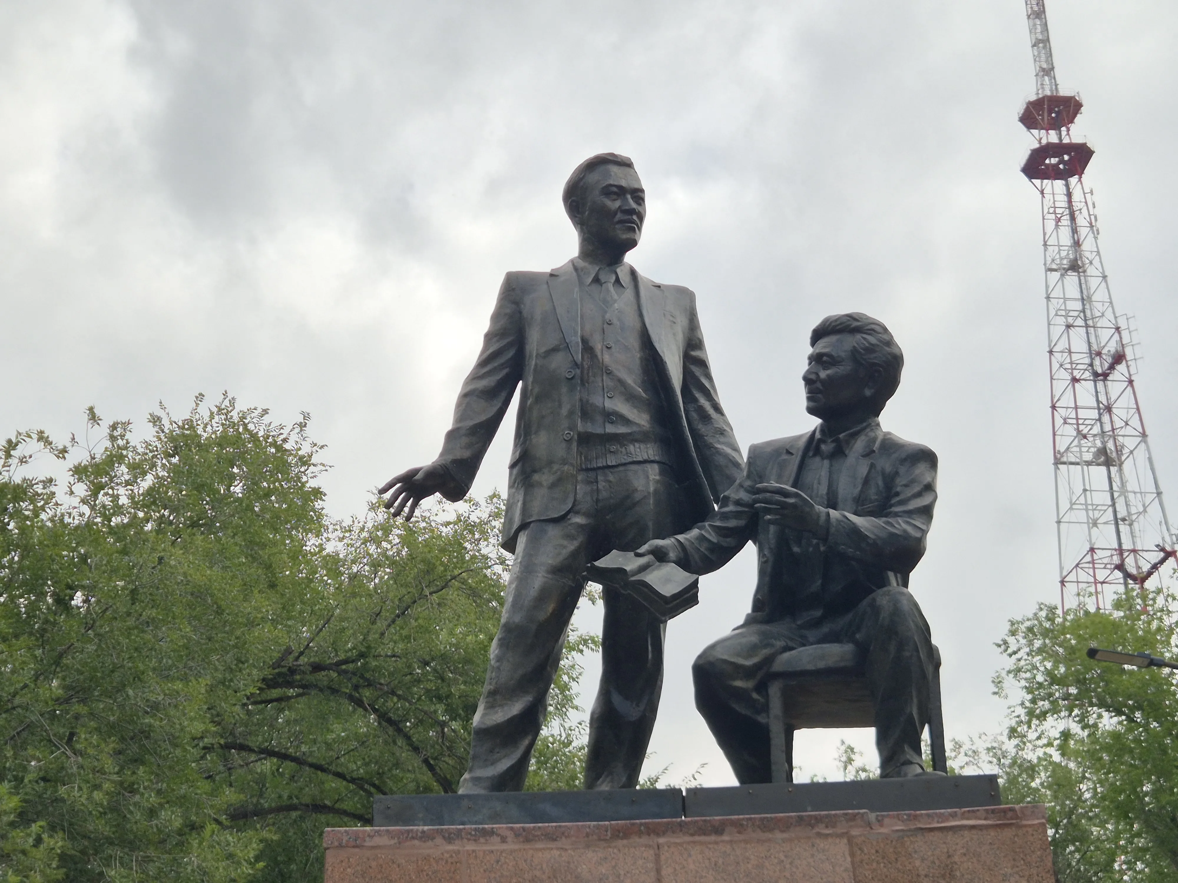 Т. Ахтанов пен Қ. Шаңғытбаев ескерткіші