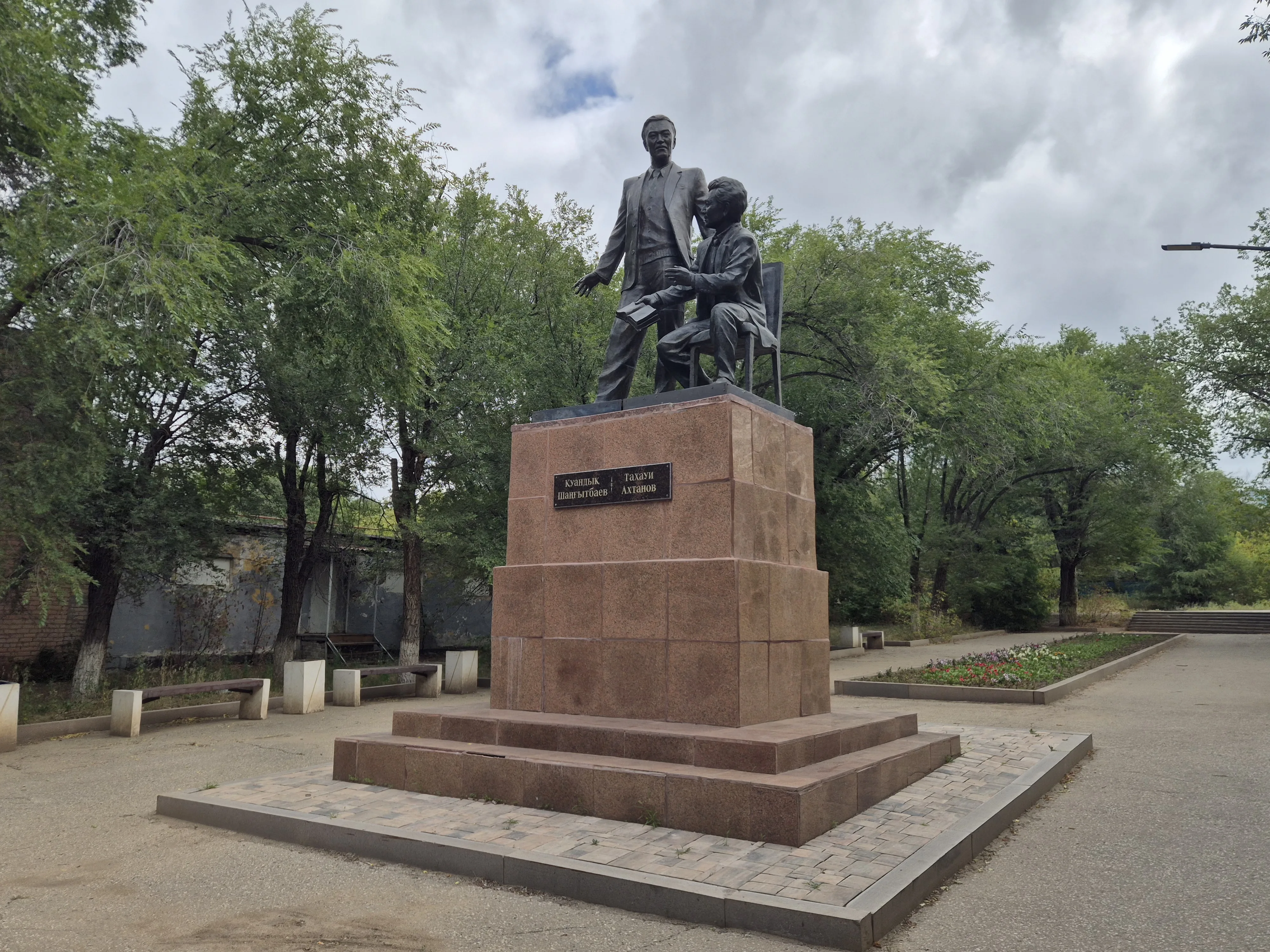 Т. Ахтанов пен Қ. Шаңғытбаев ескерткіші