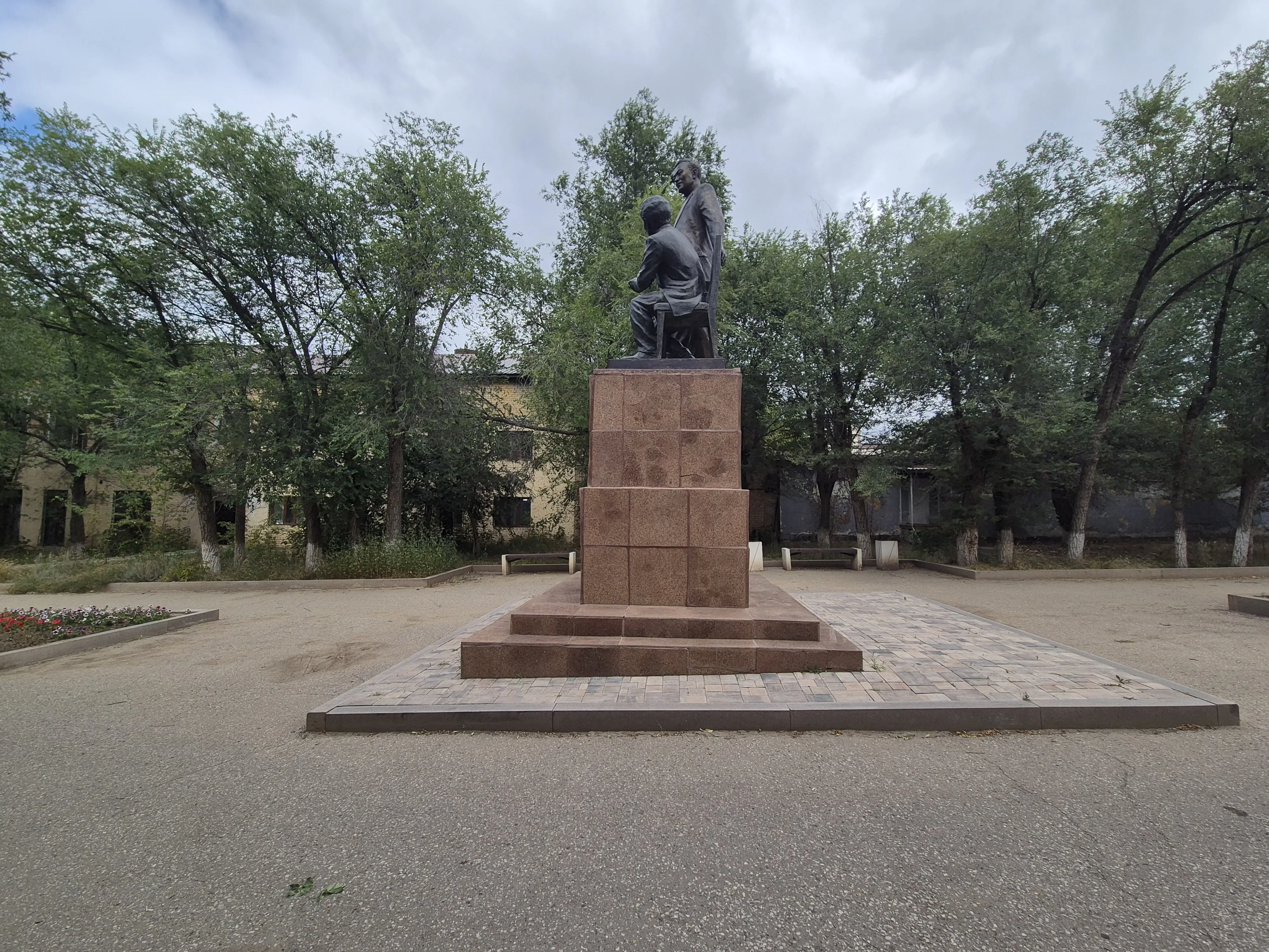 Т. Ахтанов пен Қ. Шаңғытбаев ескерткіші