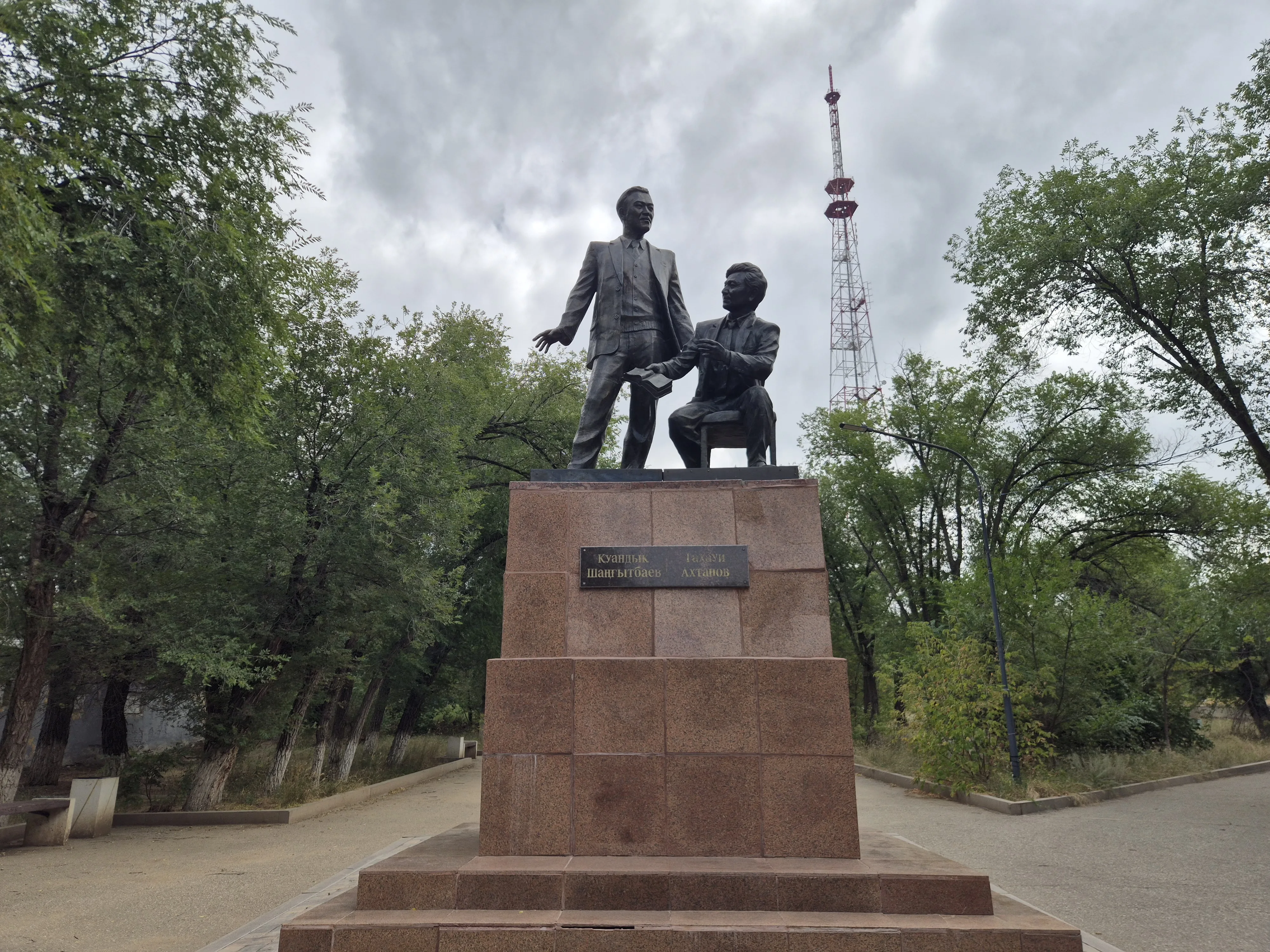 Т. Ахтанов пен Қ. Шаңғытбаев ескерткіші