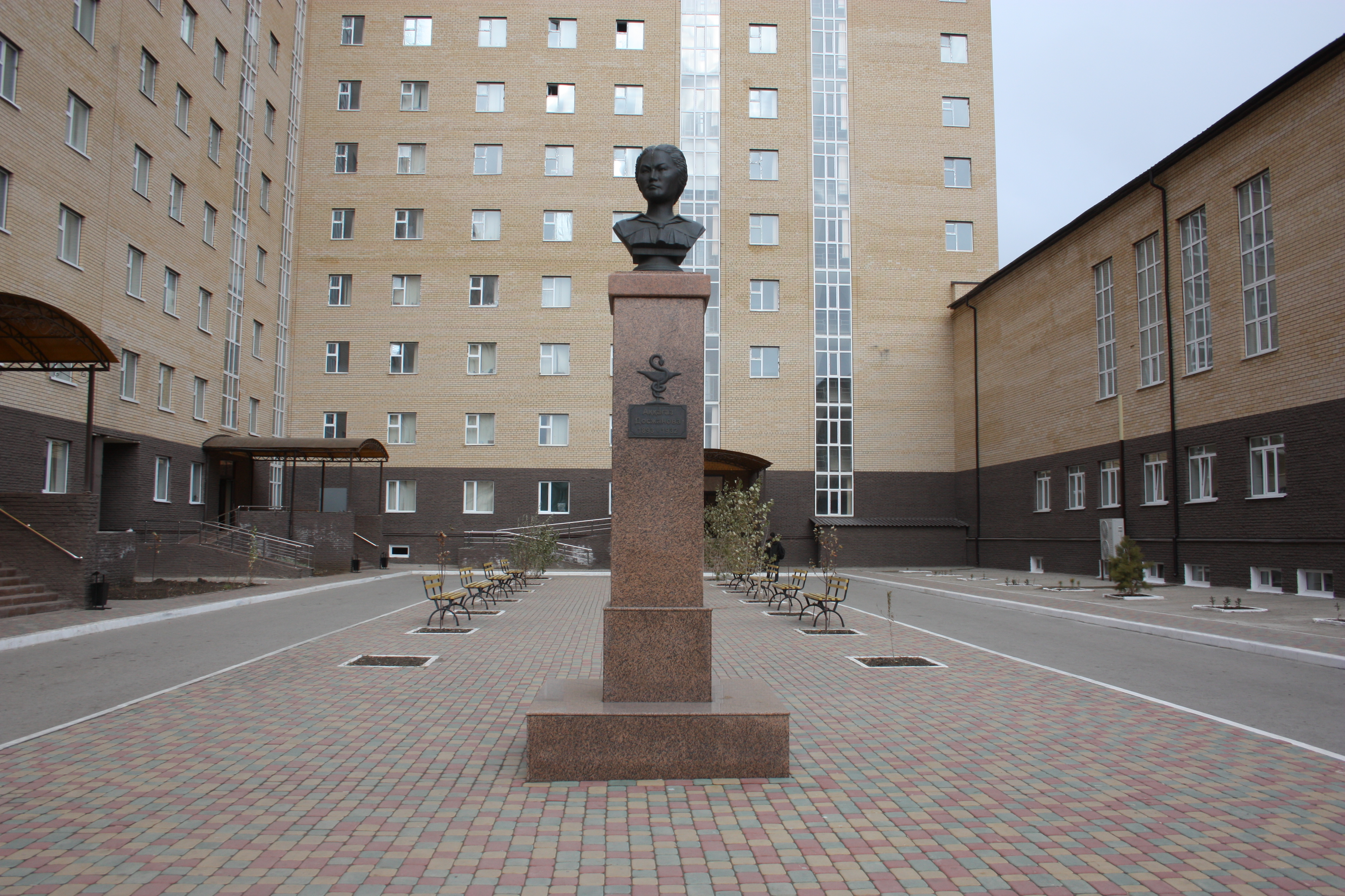 А. Досжанова ескерткіш-мүсіні